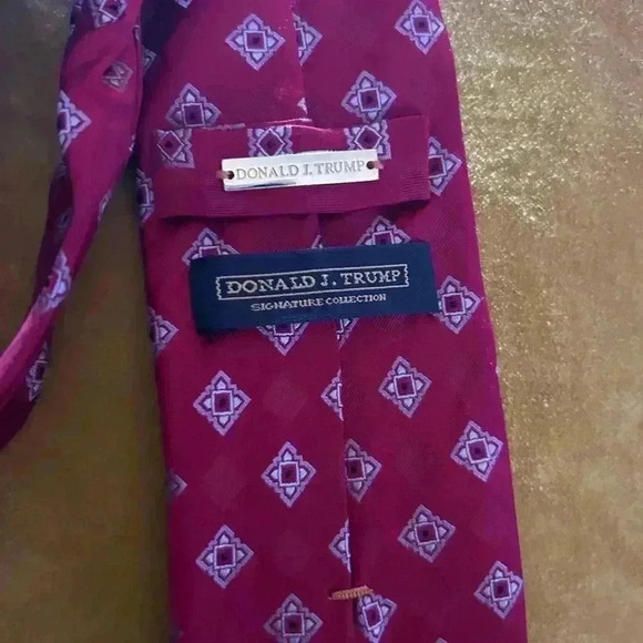 Donald Trump 100% Silk Elegant Red Patterned Tie - Picture 3 of 4